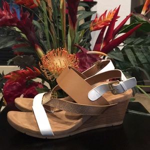 Comfortiva wedge sandals sz11